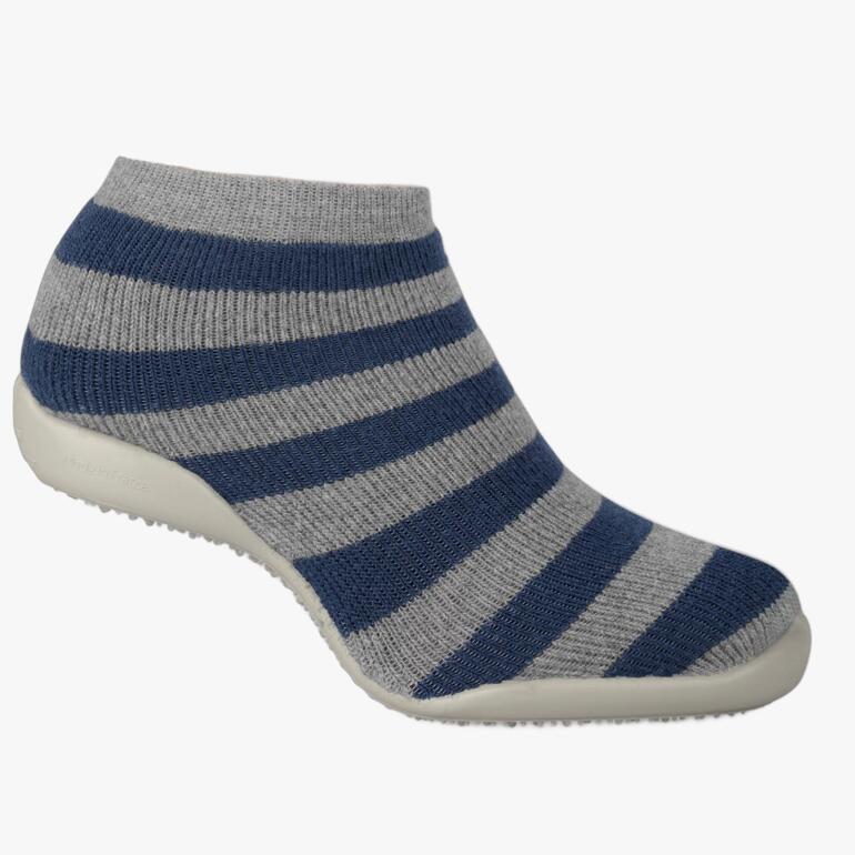 Gestreifte Haussocken in Navy und Grau, seitliche Ansicht.