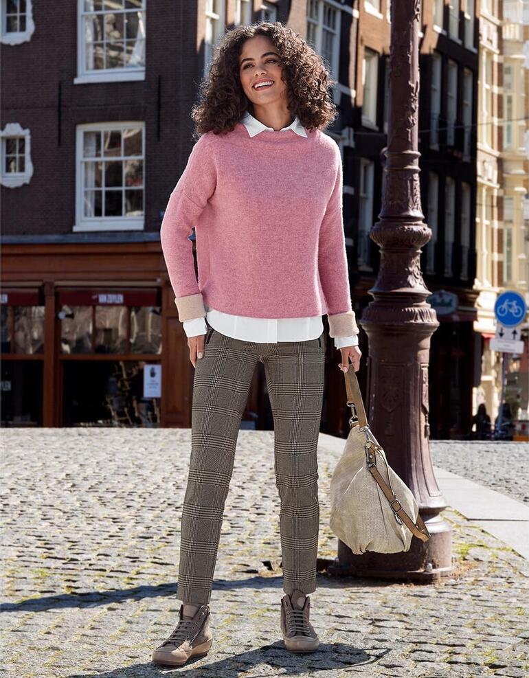 Candice Cooper Winter-Sneaker Frau in Karo-Schlupfhose auf Pflasterstraße