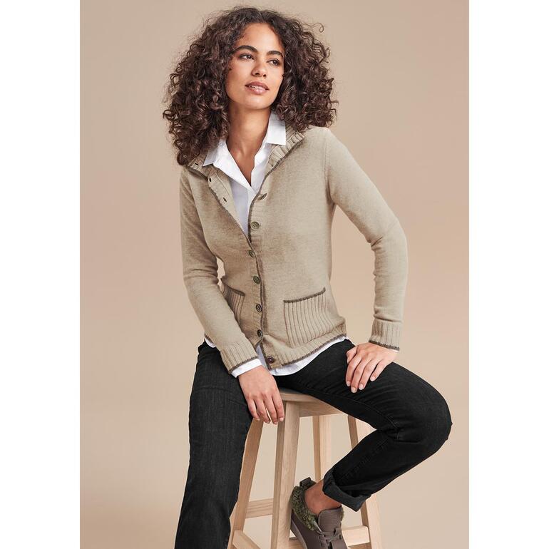 Beige Frau trägt Two-Ply Kaschmir-Cardigan in Beige.