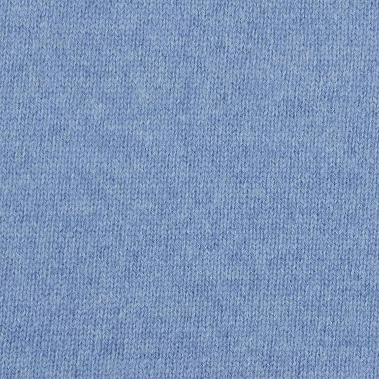 Hellblauer gestrickter Stoff für einen V-Pulli oder Rolli.