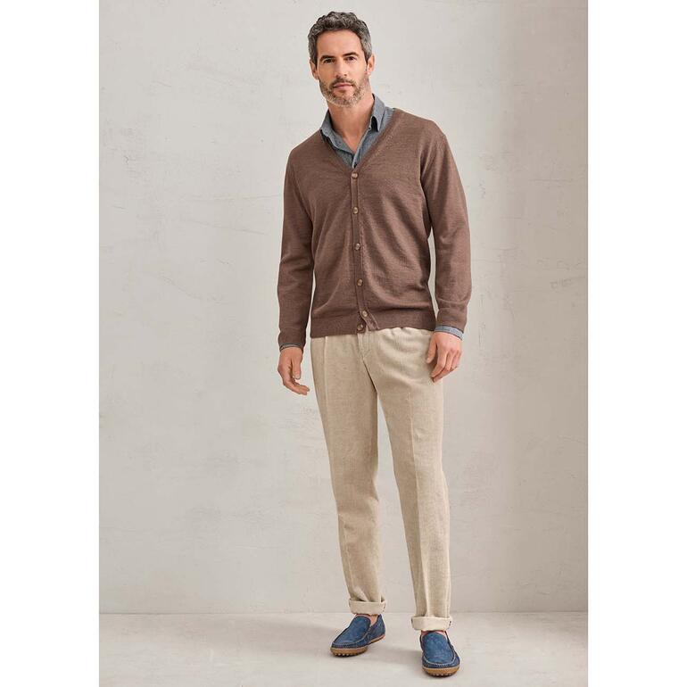 Mann in braunem Cardigan und Mokassin im Denim-Look.