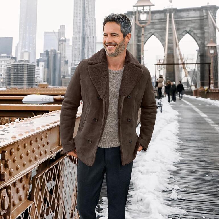 Mann trägt eine Hiltl Allround-Hose in einer städtischen Umgebung.