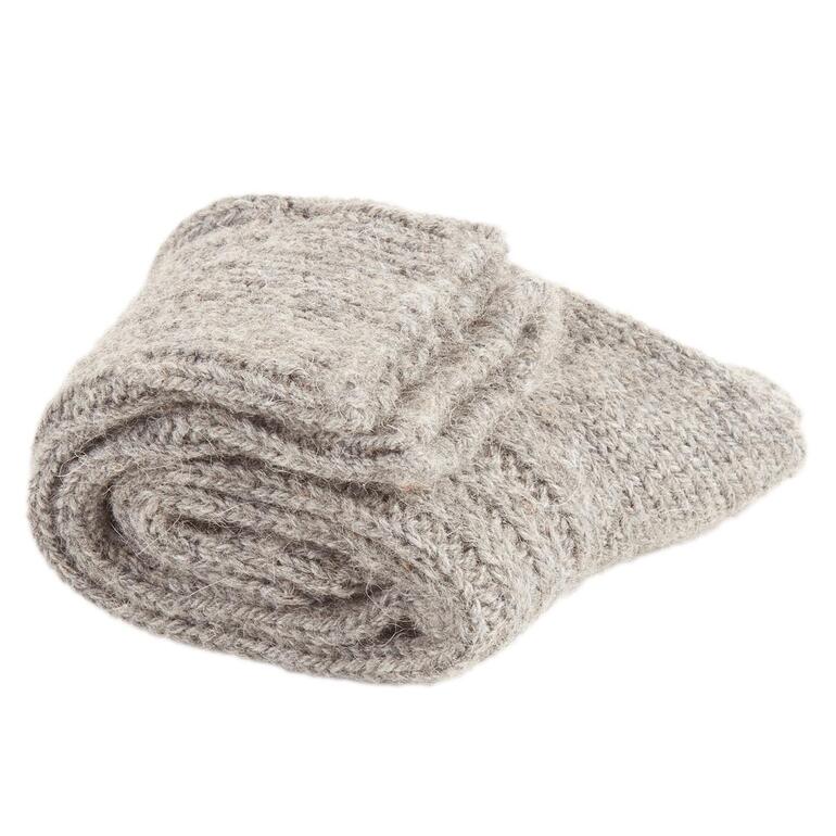 Gerollte Alpaka-Kuschelsocken in hellgrau, für gemütliche Wärme.