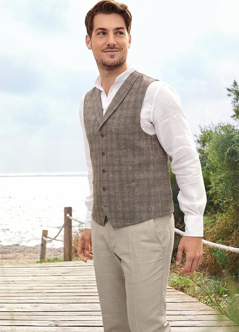 Woll-Leinen-Weste von Carl Gross, draußen am Strand getragen.