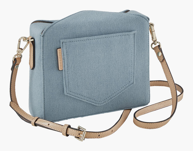 Denim-Boxy-Bag in blauer Farbe mit braunem Trageriemen