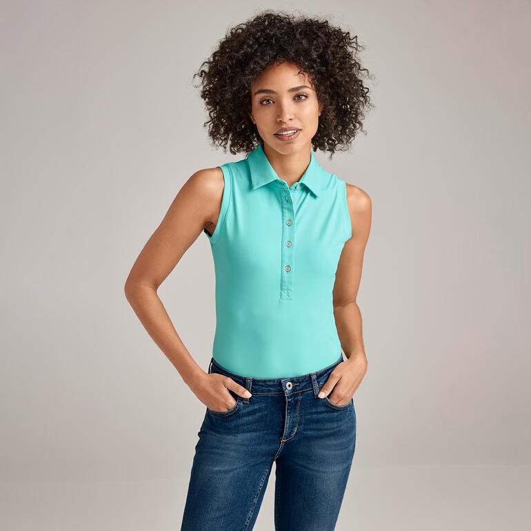 Frau trägt ein ärmelloses Poloshirt in Aqua mit Jeans.