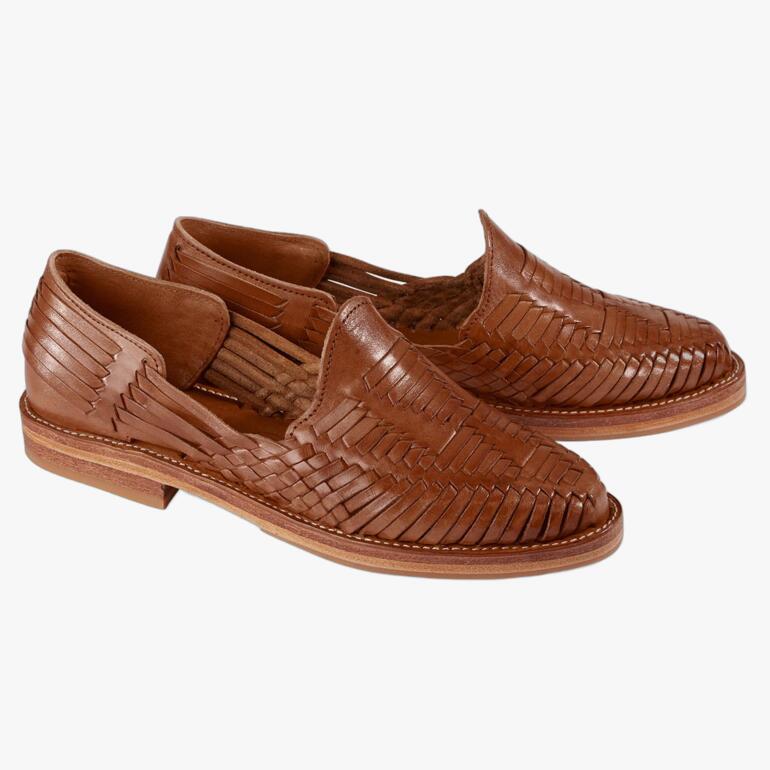 Zwei Cano Flecht-Slip-on Huaraches in Cognacfarbe, größen: 41, durchbrochenes Design.