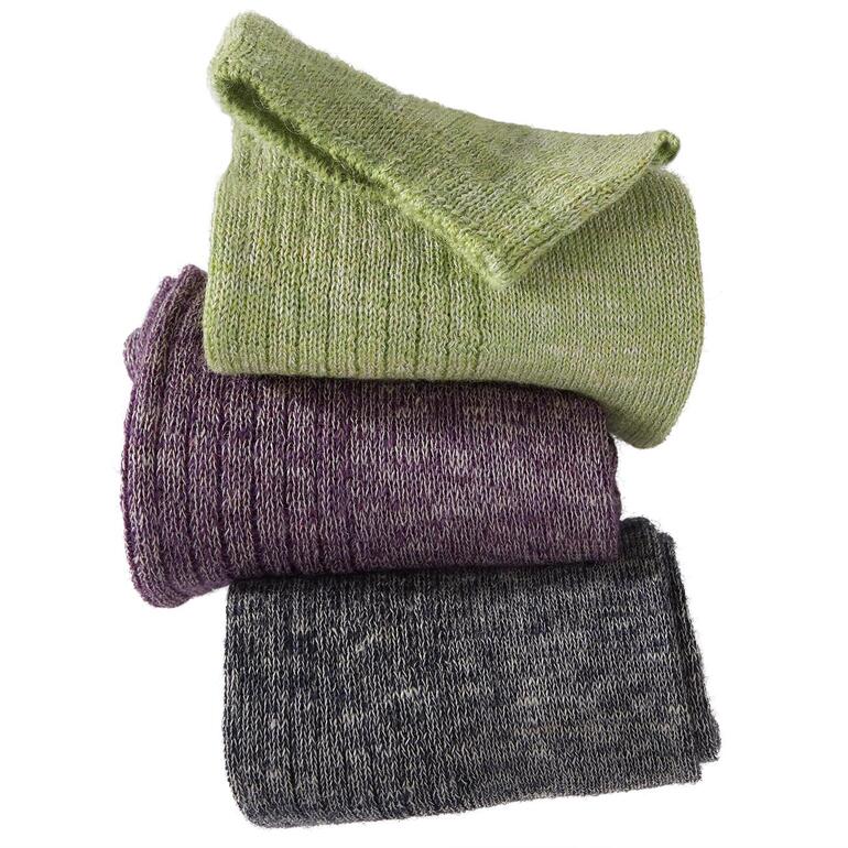 Maigrün, Violett und Marine Drei Leinen-Sneaker-Socken übereinander gestapelt in den Farben lila, grün und grau.