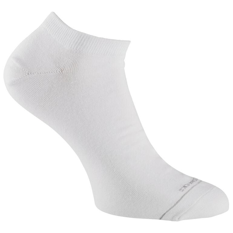 Weiße Sneakersocke auf einem weißen Hintergrund.