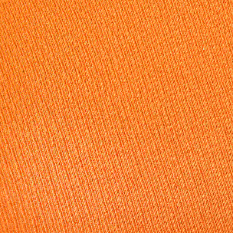 Nahaufnahme eines orangen T-Shirts aus 155 g-Ragman Baumwolle.