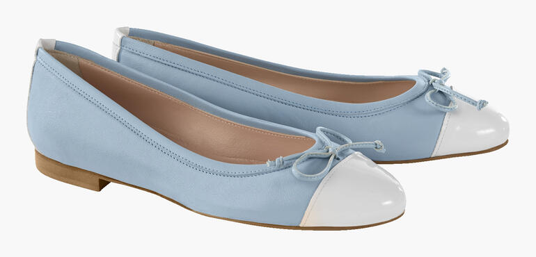 Zwei hellblaue Casanova Ballerinas mit weißen Spitzen und Schleife nebeneinander.