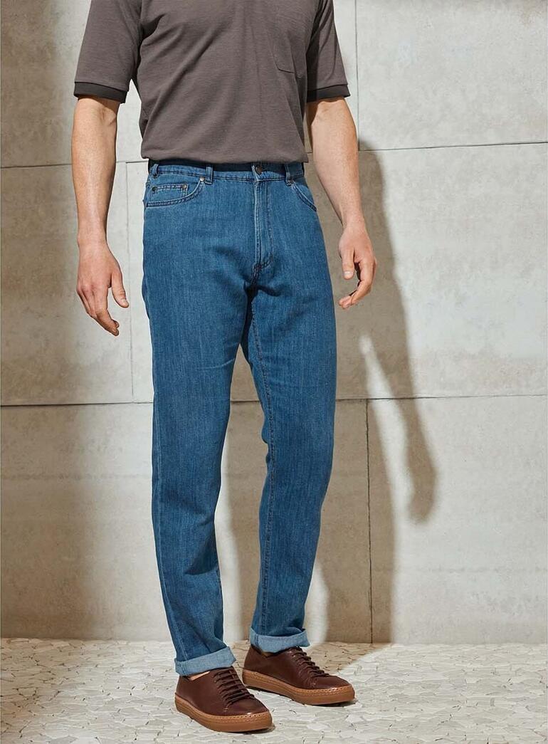 Mann in Hanf-Jeans und grauem T-Shirt, frontal gesehen.