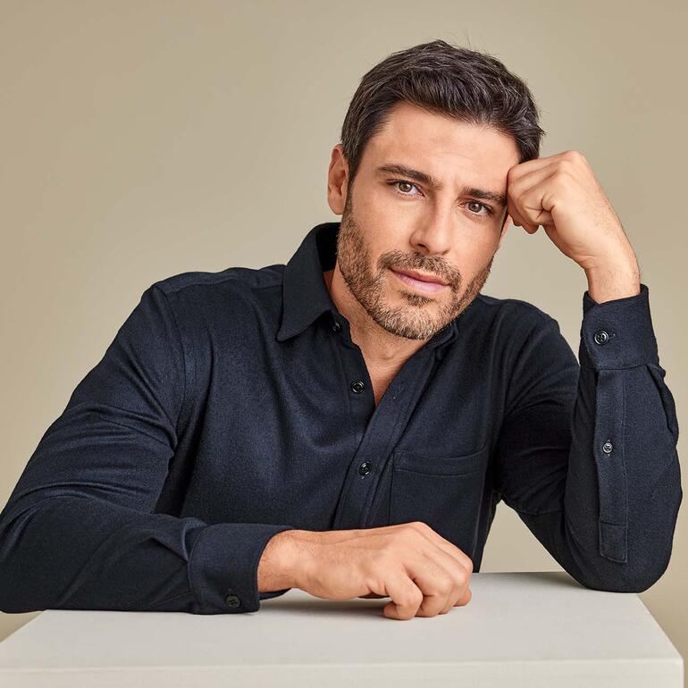 Kaschmir-Flanellhemd in dunklem Blau, mit Knöpfen und Brusttasche.