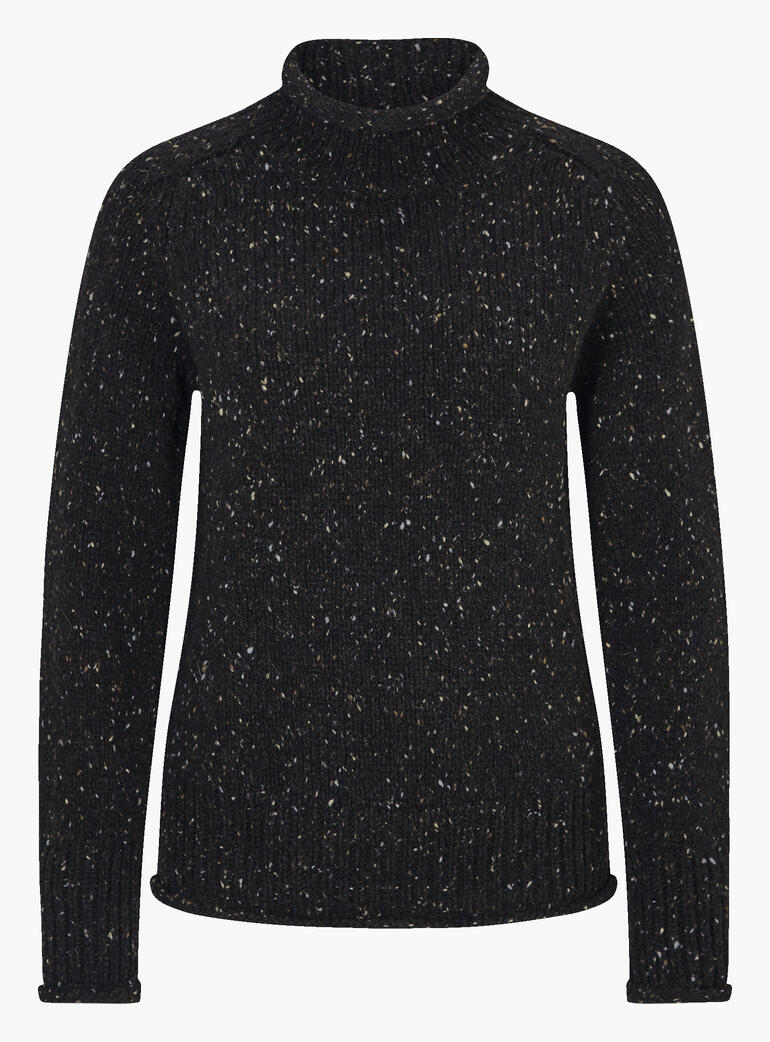 Schwarzer Pullover mit Stehkragen auf weißem Hintergrund.