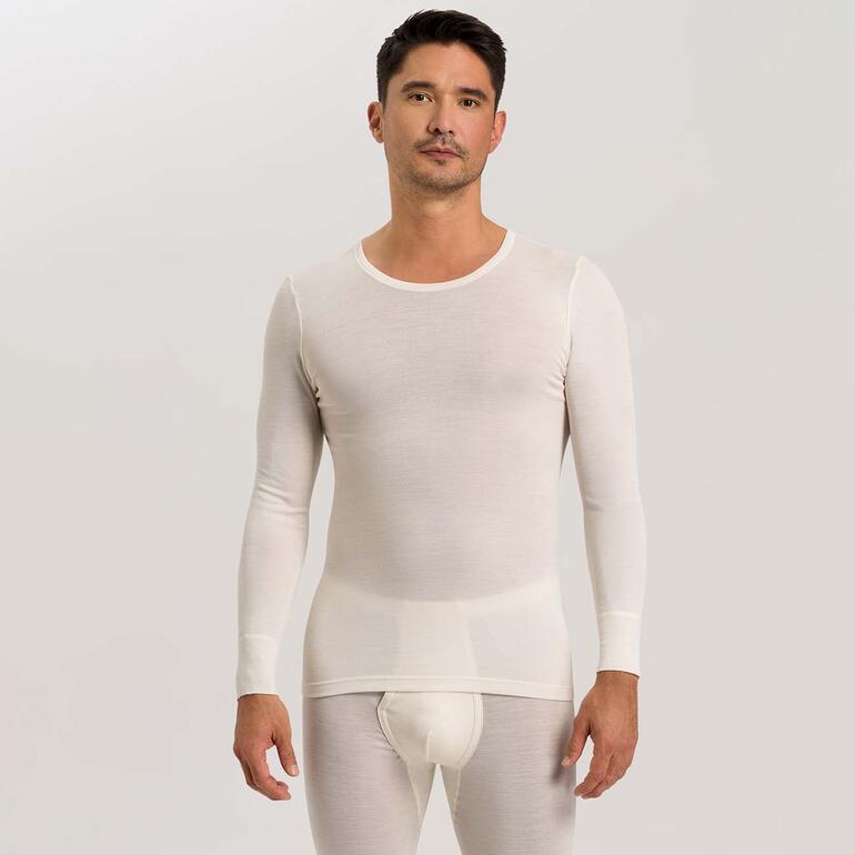 Mann zeigt sich in cremefarbenem Woolen Silk Langarm-Shirt