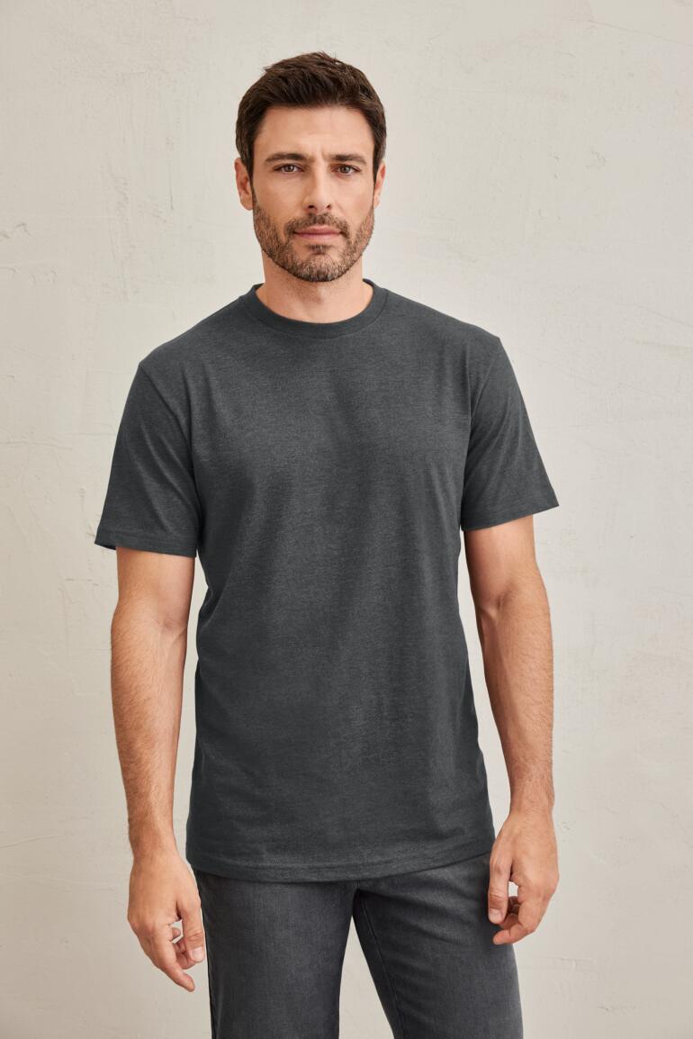 Mann trägt ein graues Ragman T-Shirt vor einer hellen Wand