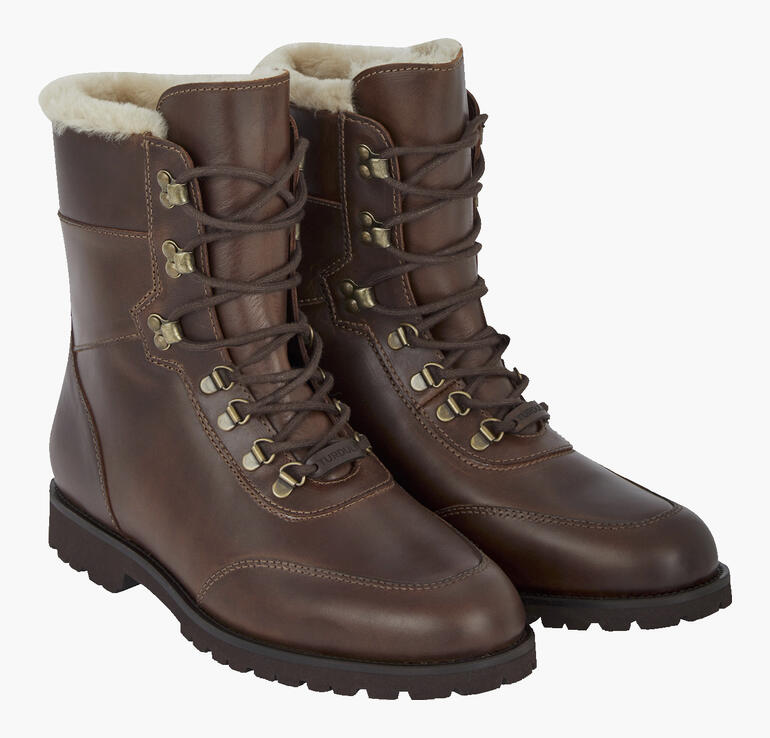 Braune Lammfell-Sneaker-Boots mit Schnürung, seitliche Ansicht.