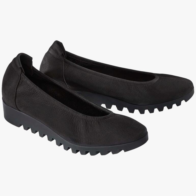Paar schwarze arche Komfort-Ballerinas mit modernem Design.