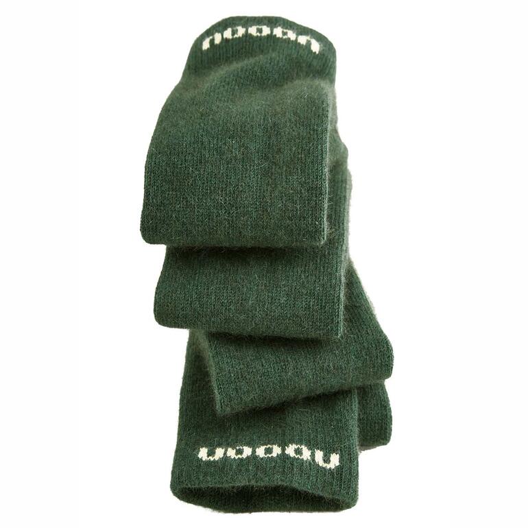Grüne Unisex-Socken auf einem hellen Hintergrund, in mehreren Lagen gestapelt.