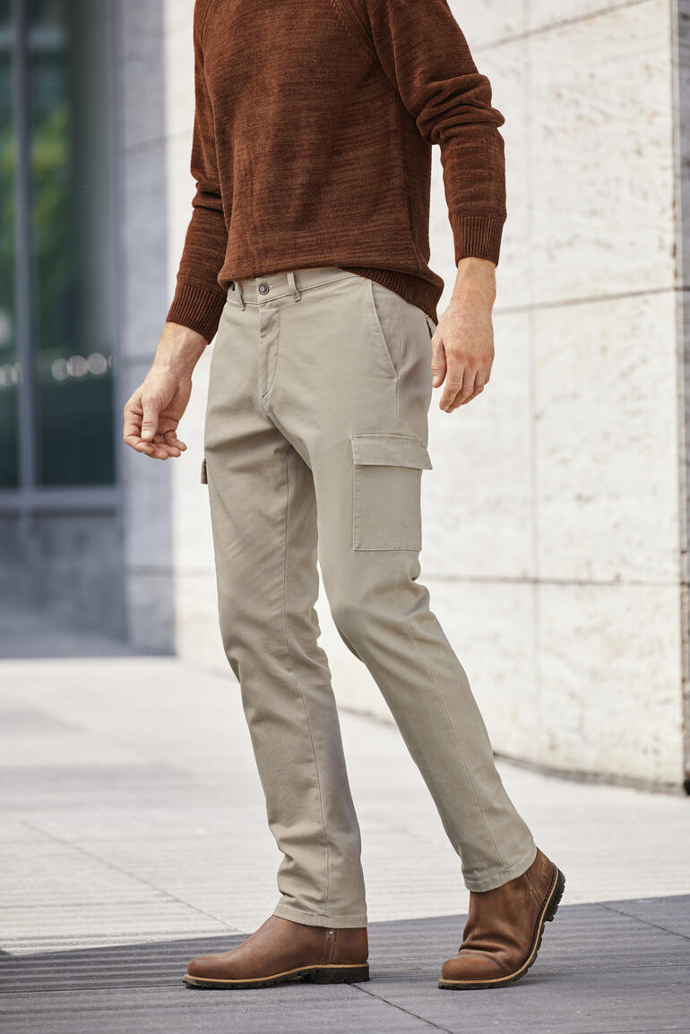 Beige Dobby-Cargo-Hose mit seitlichen Taschen und lässigem Schnitt.
