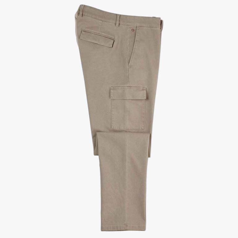 Beige Dobby-Cargo-Hose mit aufgerollten Beinen und einer Tasche.