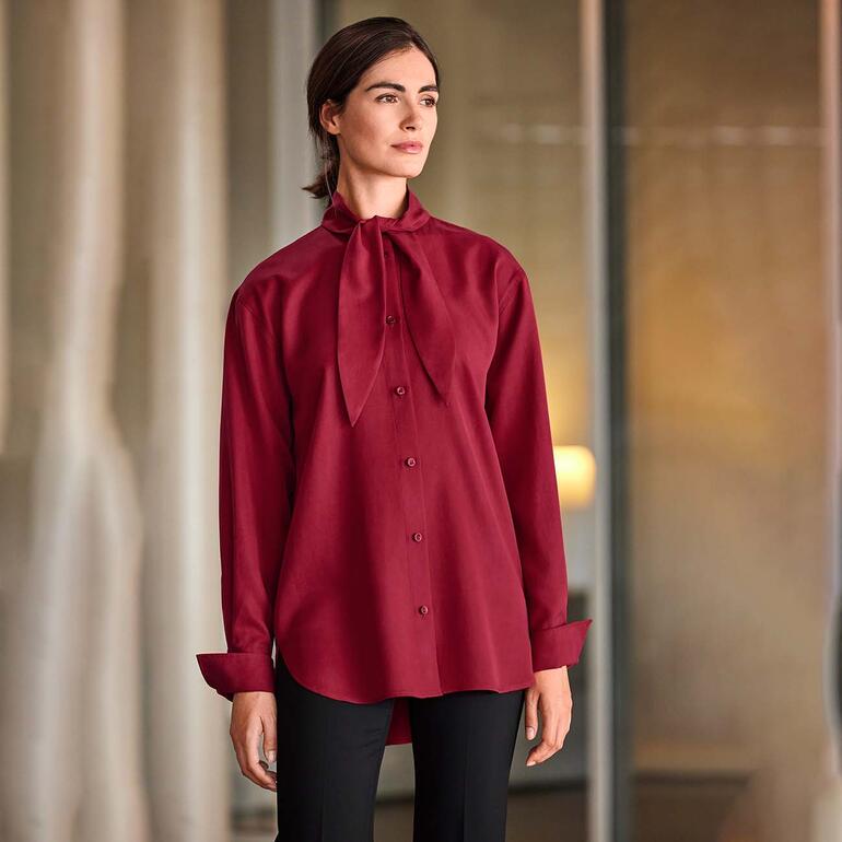 Rote Tencel™-Twill-Schluppenbluse mit Schleife am Kragen.