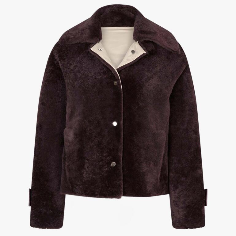 Wendejacke aus Lammfell in dunkelbrauner Farbe.