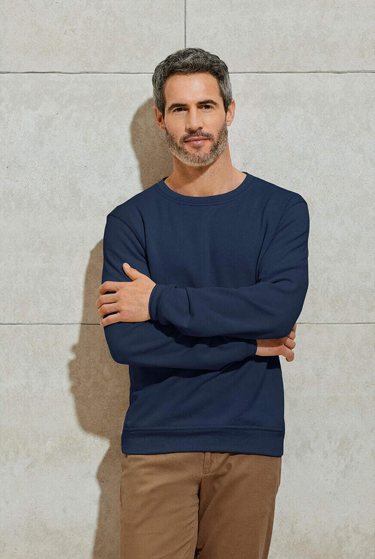 Mann in blauem Kaschmir-Sweatshirt mit verschränkten Armen