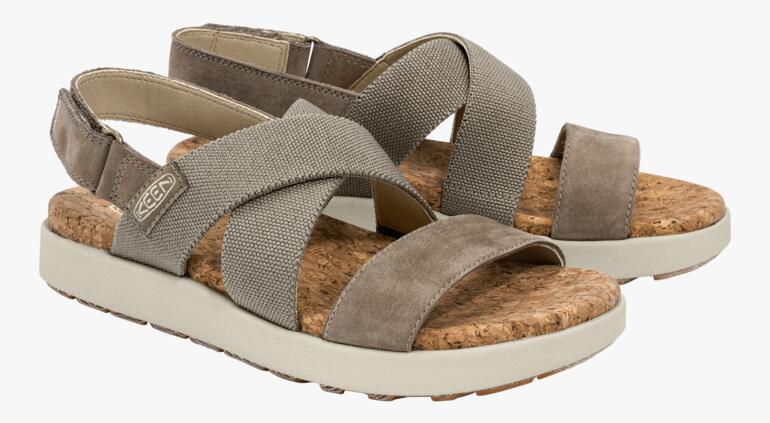 Zwei KEEN Cross-Strap-Sandalen in Taupe auf einem weißen Hintergrund.