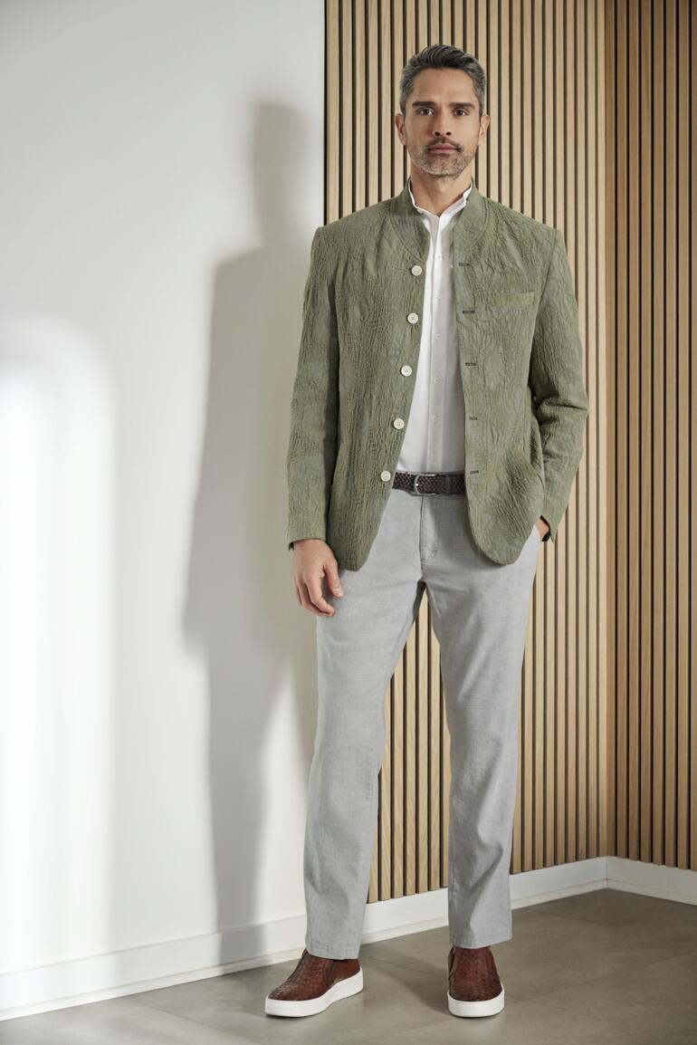 Casanova Kalbleder-Flecht-Slipper Mann in einem lässigen Outfit mit Casanova Kalbleder-Flecht-Slipper.