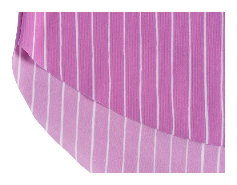 Pink-gestreifte Bluse mit helleren Streifen.