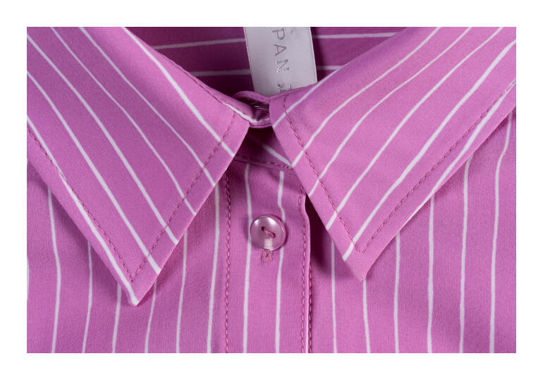 Nahaufnahme des Kragens einer pinken gestreiften Bluse.
