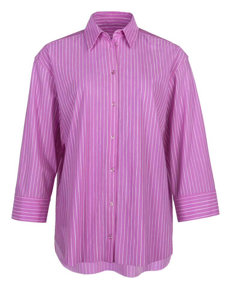 Streifenbluse 2.0 - Streifenbluse neuester Stand: Herrlich leicht und weich. Bequem elastisch. Und sogar bügelfrei. Frontansicht einer pink gestreiften Bluse mit Knöpfen.