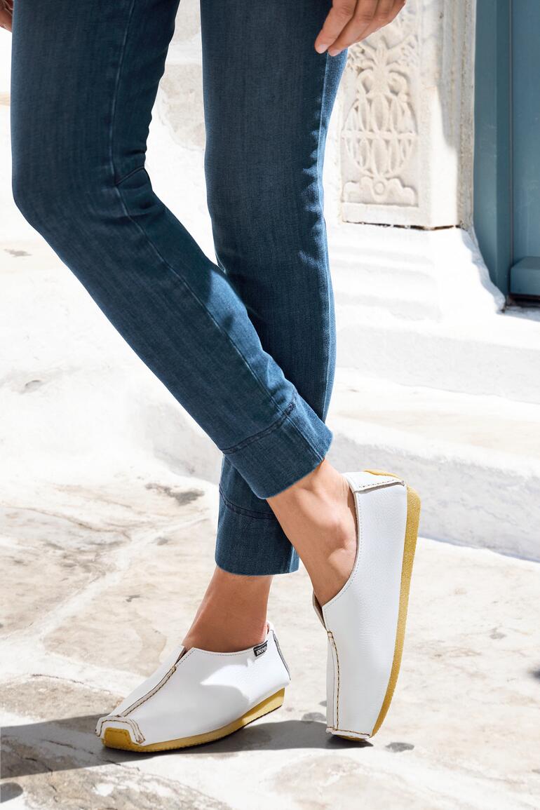 Weißer Snipe® Bequem-Slipper, getragen mit Jeans