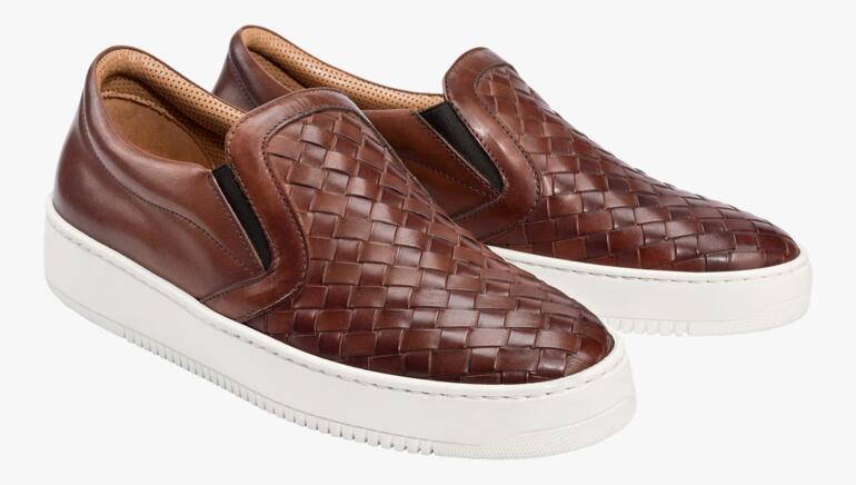 Zwei braune Casanova Kalbleder-Flecht-Slipper von vorne.