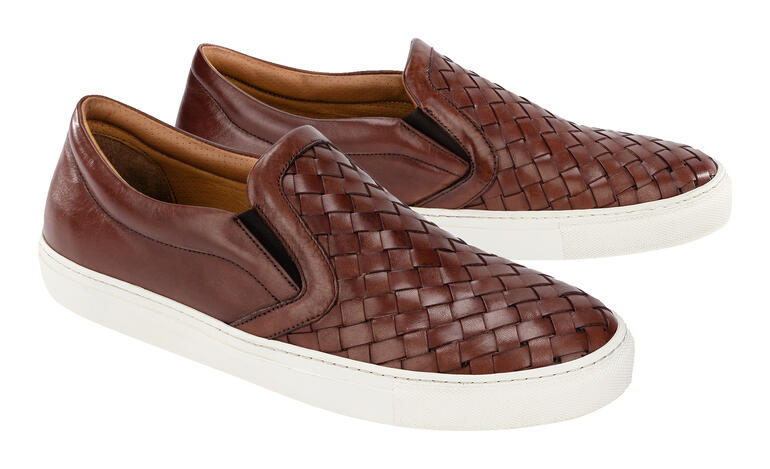 Kalbleder-Flecht-Slipper in Whisky-Farbe mit modischem Design.