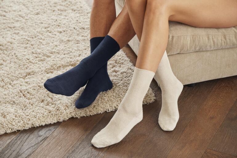 Marine und Natur Paar Bambus-Socken, eine in Dunkelblau und eine in Beige