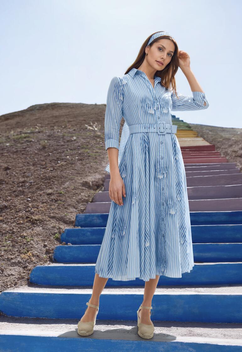 Castañer Keil-Espadrilles Blau gestreiftes Kleid mit Knopfverschluss und Gürtel, getragen von einer Frau.