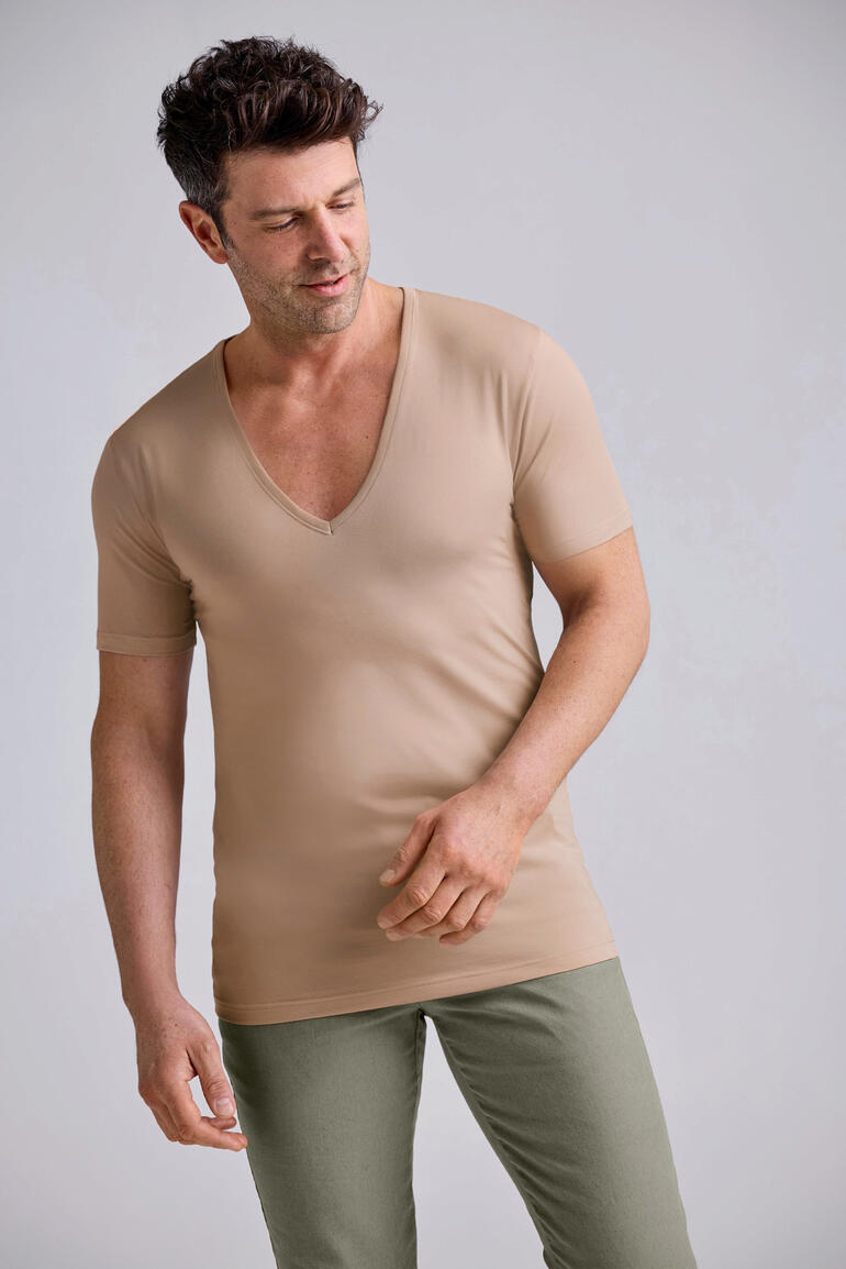 Mann trägt beiges Untershirt mit V-Ausschnitt.