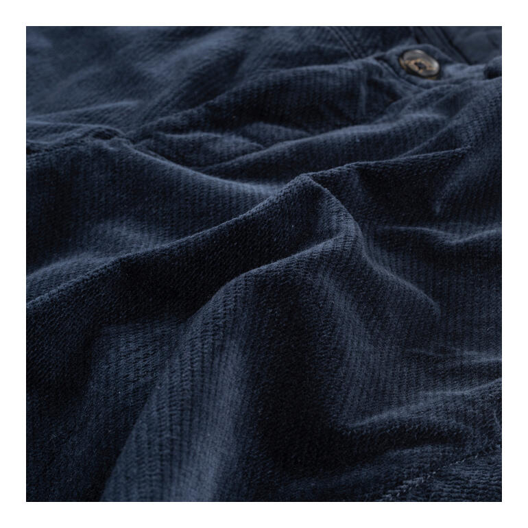 Marine Detailansicht einer blauen Samthose mit feiner Struktur.
