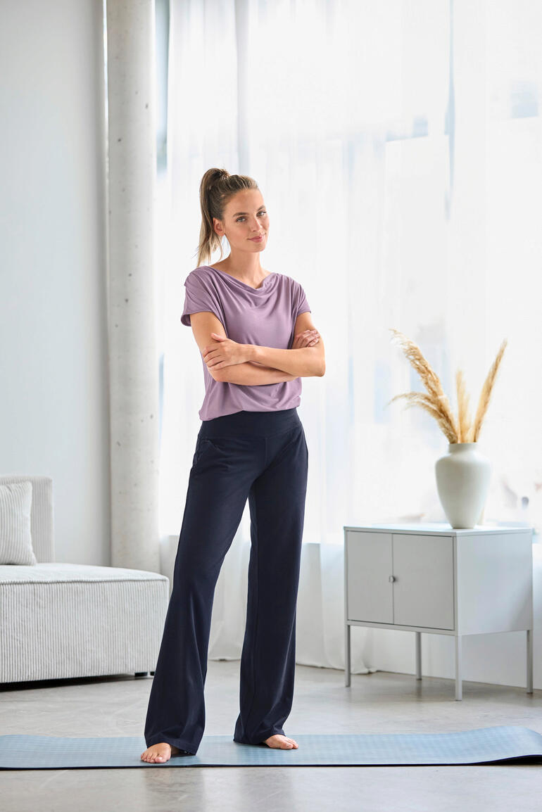 Wides Leg Yogahose in dunkelblauer Farbe, getragen von einer Frau.