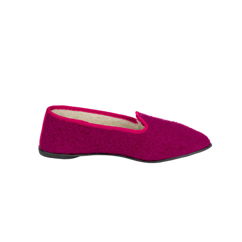 Seitenansicht eines fuchsia Walk-Slippers, ohne Innenfutter.