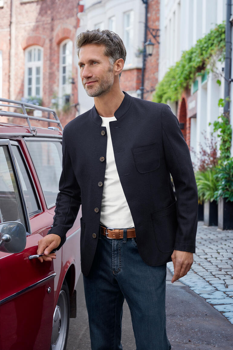 Lodenfrey Casual-Janker Herren Casual-Janker in schwarz, getragen von Mann vor einem alten Gebäude.