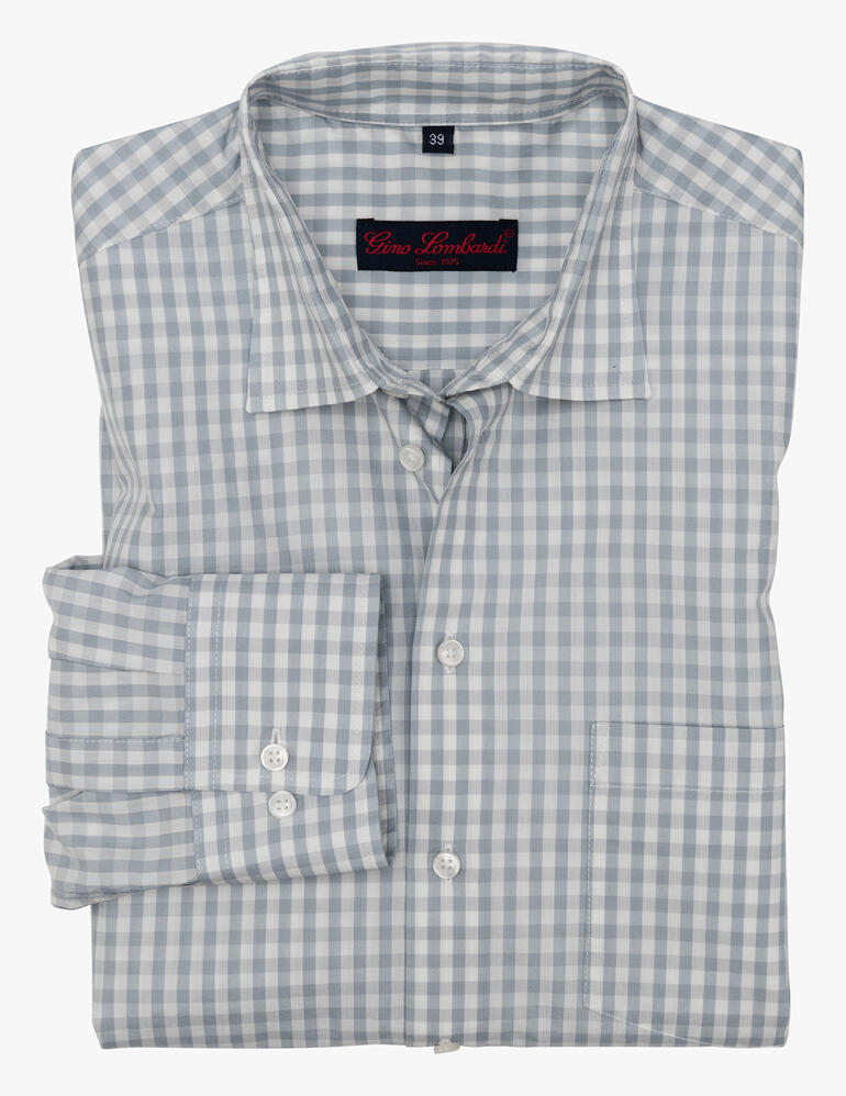 Vichykaro-Seidenhemd gefaltet mit sichtbarem Kragen und Knöpfen