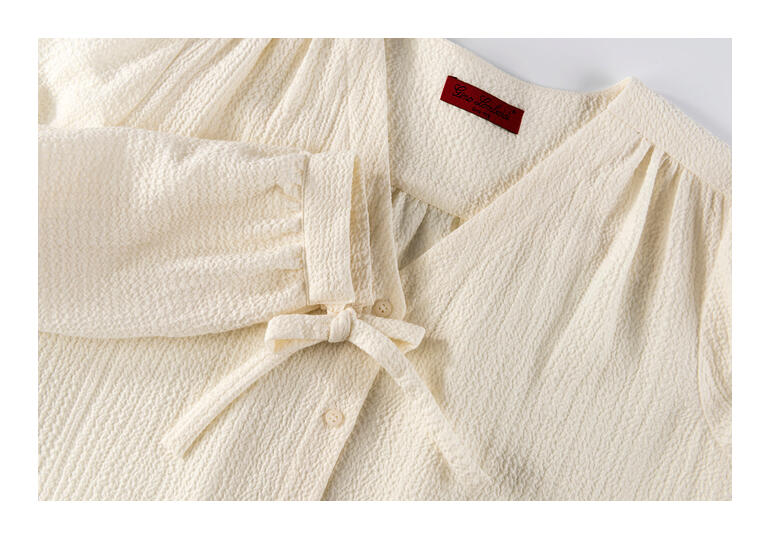 Nahaufnahme der Verschlussdetails der Baumwoll-Kaschmir-Bluse.