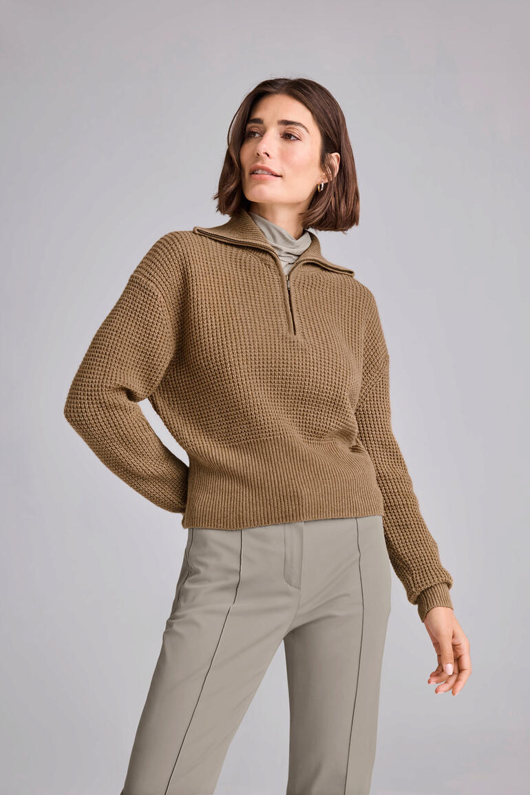 Frau im braunen Kaschmir-Leinen-Troyer mit Reißverschluss und lässigem Look.