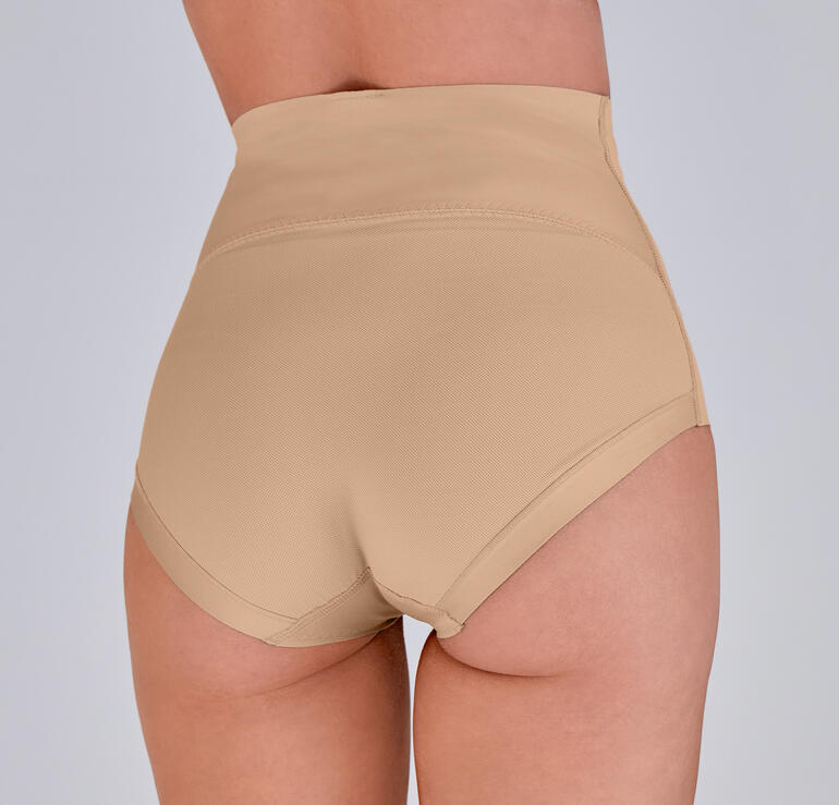 Dame in beiger Anita Shapewear, Rückenansicht.