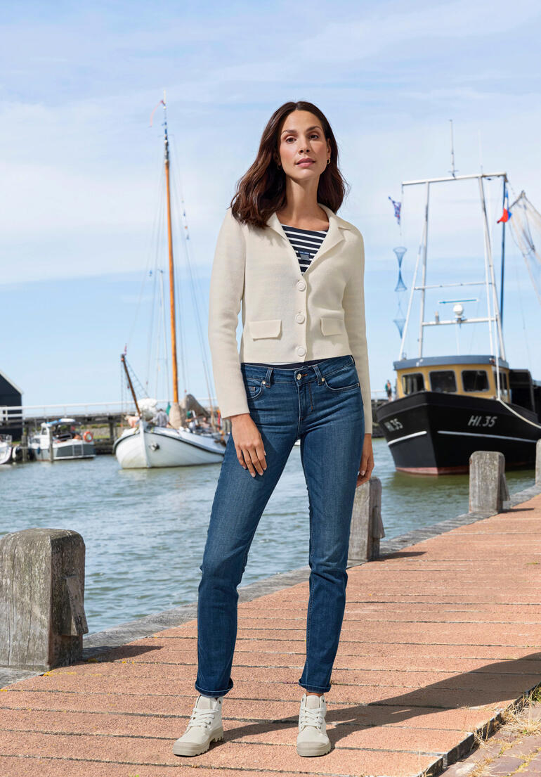 Weiß Frau in einem weißen Kaschmir-Blazer am Hafen