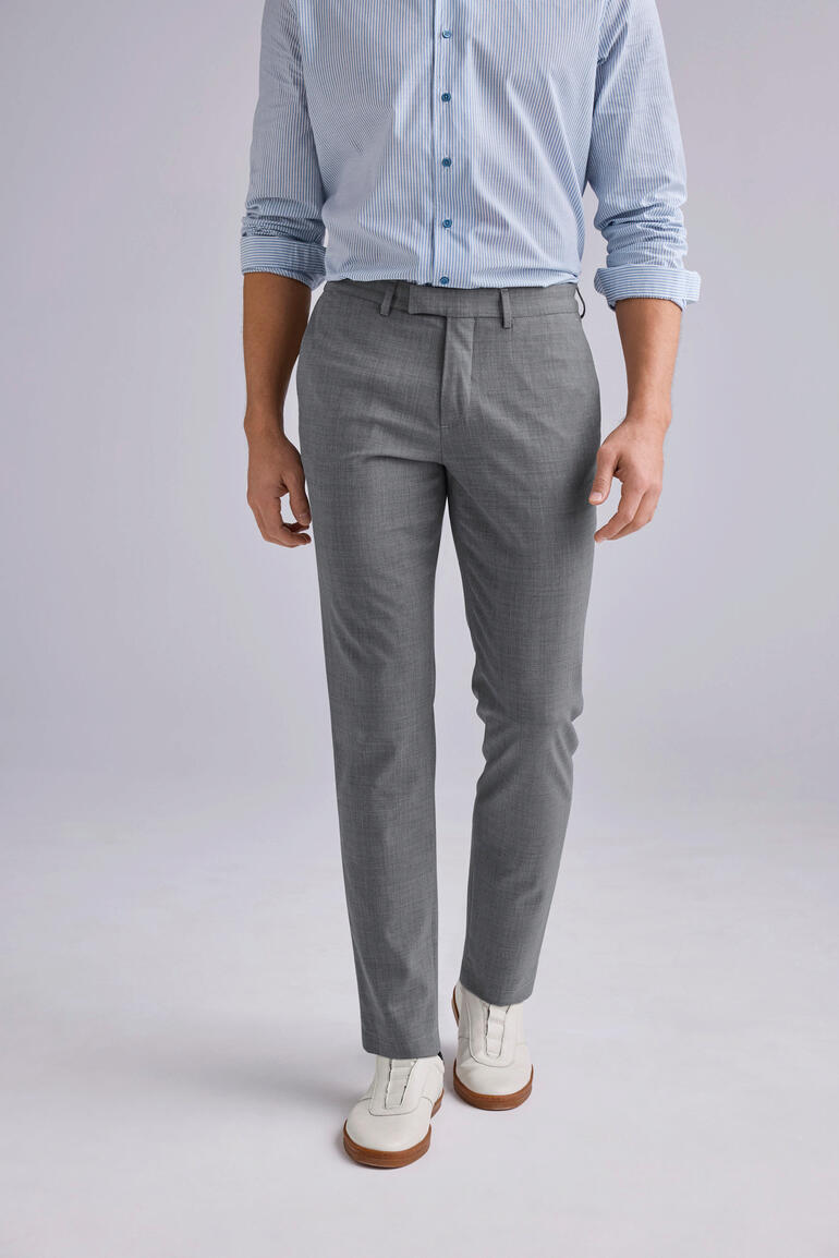 Grau Tropical-Wool-Hose in grau, frontal getragen von einem Mann.