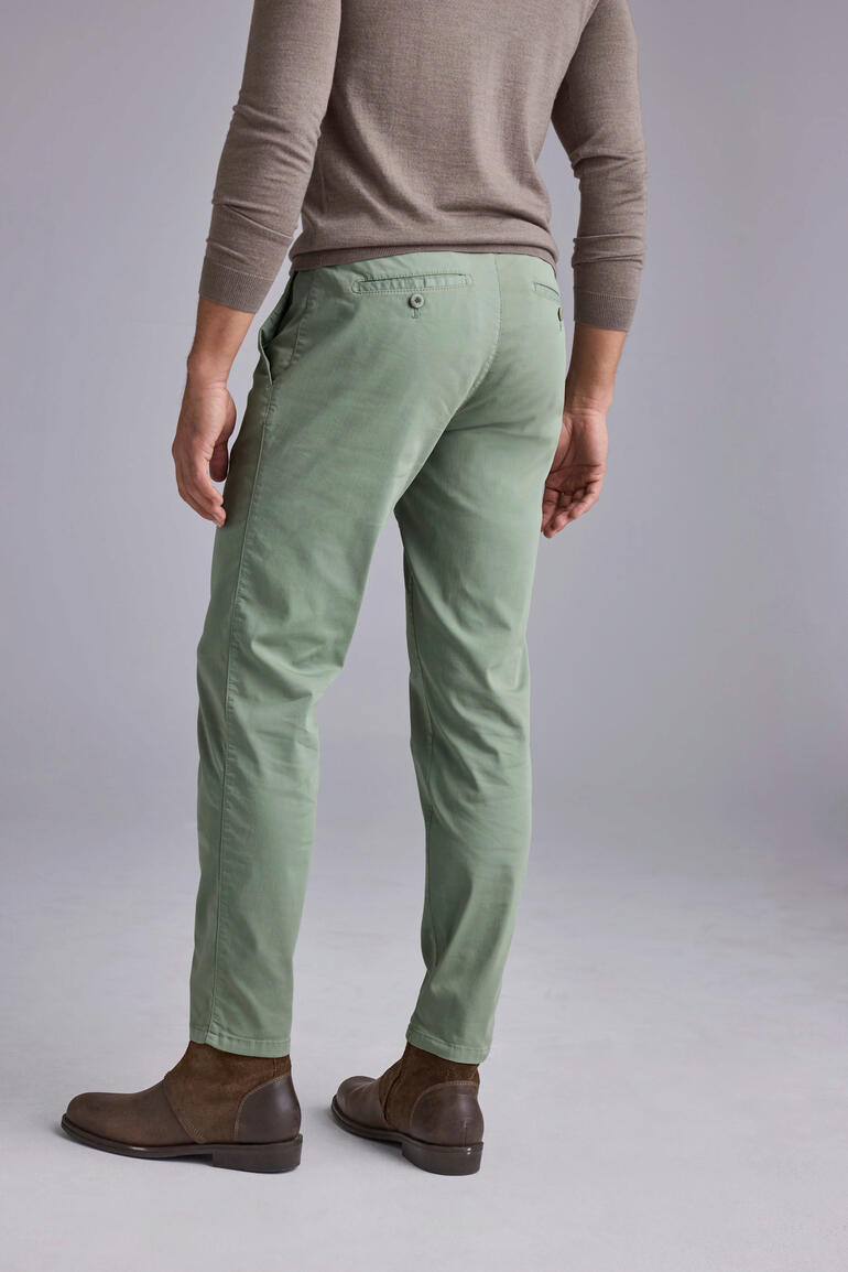 Mann in Brax 24-Stunden-Chinos von hinten, in grüner Hose.